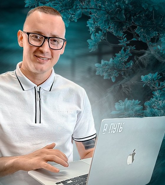 Преподаватель модуля о работе с туроператорами за ноутбуком